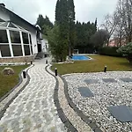 Apartamento With Swimming Pool Near Prague Kamenice (Prague-East)
