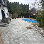 With Swimming Pool Near Prague Apartamento *